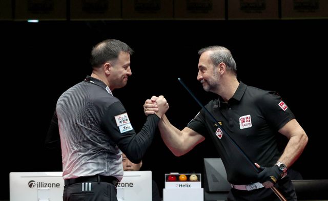 세미 사이그너가 우승 소감으로 아내에 대한 감사에게 감사를 표했다. 사진은 지난 17일 제주 한라체육관에서 열린 ' SK렌터카 제주특별자치도 PBA-LPBA 월드 챔피언십 2025' PBA' 결승전에서 승리한 세미 사이그너(오른쪽)와 뤼핏 체네트의 모습. /사진=프로당구협회(PBA) 제공