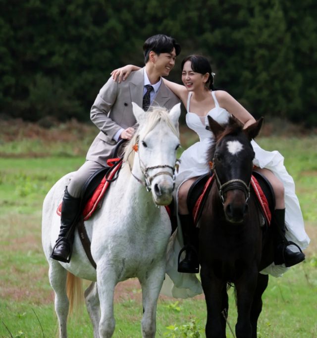 배우 강은비가 예비신랑 변준필과 함께 한 제주도 웨딩 화보를 공개했다. 사진은 강은비(오른쪽)와 변준필의 웨딩 화보 모습. /사진=강은비 인스타그램