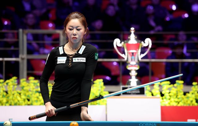 김가영이 김민아를 꺾고 월드챔피언십 3번째 우승을 차지했다. 사진은 17일 제주 한라체육관에서 열린 'SK렌터카 제주특별자치도 PBA-LPBA 월드 챔피언십 2025'결승전에서 출전한 김가영의 모습. /사진=프로당구협회(PBA) 제공