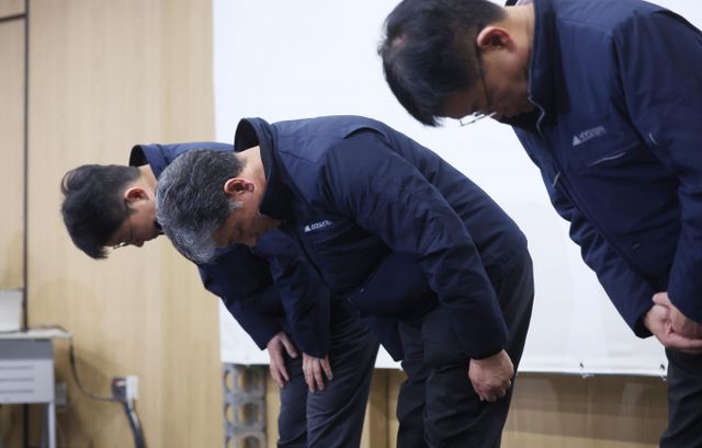 현대엔지니어링이 연이은 산업재해로 지탄을 받고 있다. 사진은 주우정 현대엔지니어링 대표이사와 임직원들이 사과하는 모습./사진=뉴시스