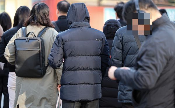 아침 최저기온이 영하 4도까지 떨어지고 바람이 강하게 불면서 더욱 춥겠다. 사진은 꽃샘추위가 찾아온 17일 서울 종로구 광화문네거리에서 두터운 옷을 입은 시민들이 길을 지나고 있는 모습. /사진=뉴스1