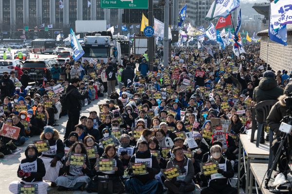 윤석열 대통령 탄핵 촉구 피켓 시위를 하던 민주당원이 사망했다. 사진은 지난 16일 오후 서울 종로구 동십자각 인근에서 열린 윤석열 즉각 퇴진 사회대개혁 비상행동 2차 긴급집중행동에서 참가자들이 윤석열 대통령 탄핵을 촉구하고 있는 모습. /사진=뉴스1