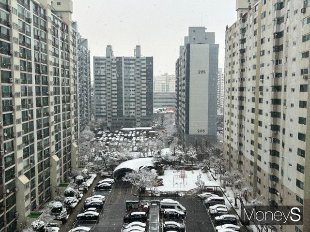 '3월 눈폭탄'으로 18일 전국 대부분 지역에 많은 눈이 내려 쌓인 가운데 아침 출근 시간대에도 강한 눈이 이어질 것으로 예상된다. 사진은 18일 오전 7시10분 경기 구리시 일대 아파트에 눈이 쌓여있는 모습. /사진=김유림 기자