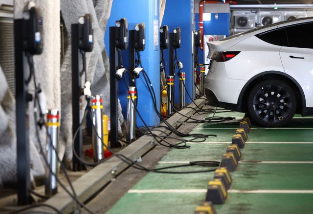 전기승용차 국고보조금과 각 지자제 보조금 적용 범위에 따라 제조·수입업체별 구입 가격이 큰 차이를 보였다. 사진은 서울시내 한 전기차 충전소. /사진=뉴시스