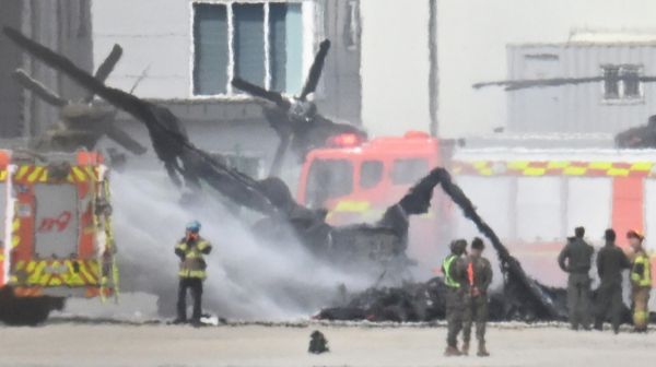 육군의 무인 정찰기가 군용 비행장의 헬기와 충돌하는 사고가 발생했다. 사진은 지난 17일 오후 경기 양주시 광적면 석우리의 한 육군 소속 항공대대에서 착륙을 시도하던 무인기 1대가 비행장에 계류 중인 KUH-1 '수리온' 기동헬기와 충돌한 모. /사진=뉴스1