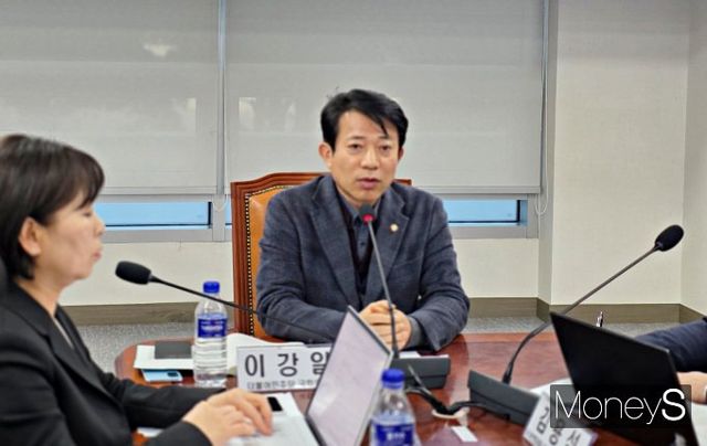 이강일 더불어민주당 의원이 '소비자 후생 관점에서 본 배달서비스의 문제점과 개선방안 토론회'에서 배달중개수수료와 관련해 "상생협의가 잘 되지 않는다면 법제화가 불가피할 것"이라고 진단했다. /사진=황정원 기자