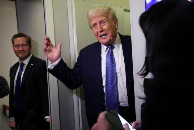 도널드 트럼프 미국 대통령이 다음달 2일 상호 관세를 자동차 관세와 함께 부과하겠다고 밝혔다. 사진은 지난 16일(현지시각) 트럼프 대통령이 대통령 전용기에서 기자들을 만나 대화하는 모습. /사진=로이터