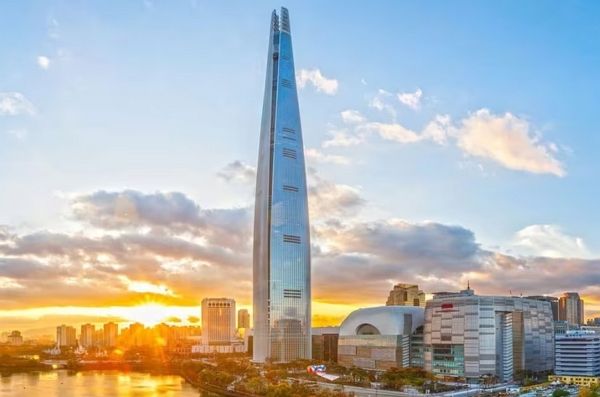 시그니엘 레지던스의 지난 1월분 관리비 고지서가 공개되자마자 화제를 모으고 있다. 사진은 기사의 이해를 돕기 위한 롯데월드타워앤드롯데월드몰(시그니엘 레지던스) 전경. /사진=뉴스1(롯데호텔앤리조트 제공)