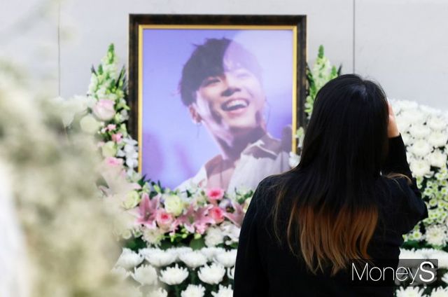 경찰이 휘성의 사인 파악에 나선 가운데 국과수의 정밀검사 결과를 기다리고 있다. 사진은 지난 14일 서울 강남구 서울삼성병원 장례식장에 마련된 가수 휘성의 빈소. /사진=사진공동취재단