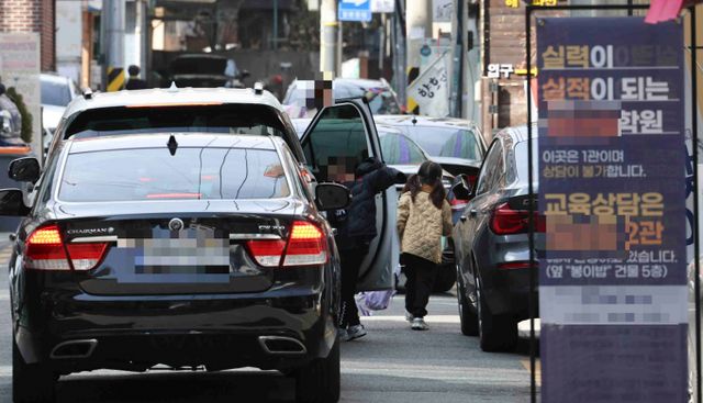 외신이 한국 영유아 사교육 과열이 저출산 문제에 영향을 미쳤다고 보도했다. 사진은 지난 13일 서울 강남구 대치동 학원가에서 한 어린이가 학원으로 등원하는 모습. /사진=뉴시스
