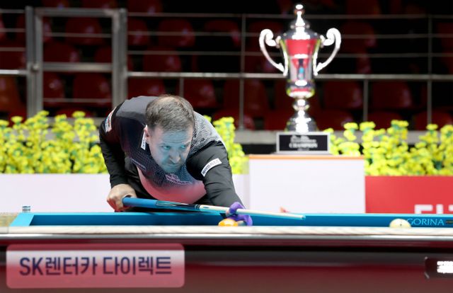 준우승을 차지한 뤼핏 체네트가 세미 사이그너에게 감사와 존경을 표했다. 사진은 지난 17일 제주 한라체육관에서 열린 ' SK렌터카 제주특별자치도 PBA-LPBA 월드 챔피언십 2025' PBA' 결승전에서 승리한 뤼핏 체네트의 모습. /사진=프로당구협회(PBA) 제공