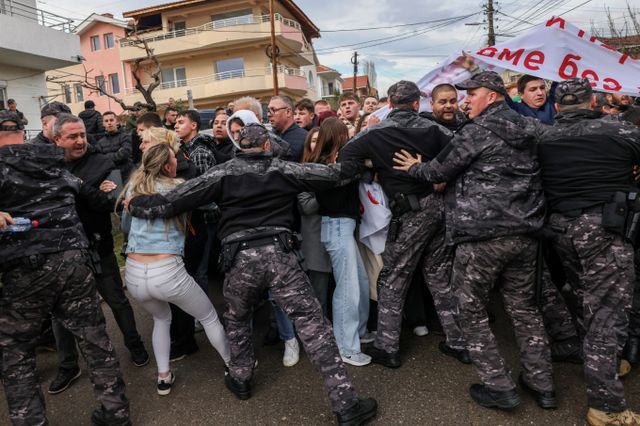 북마케도니아 시민 수천명이 정부의 부패 관행에 분노해 시위를 벌였다. 사진은 지난 17일(현지시각) 나이트클럽 화재 사고와 관련해 코차니 시장 집 근처에서 시민들이 시위하자 현지 경찰이 막고 있는 모습. /사진=로이터