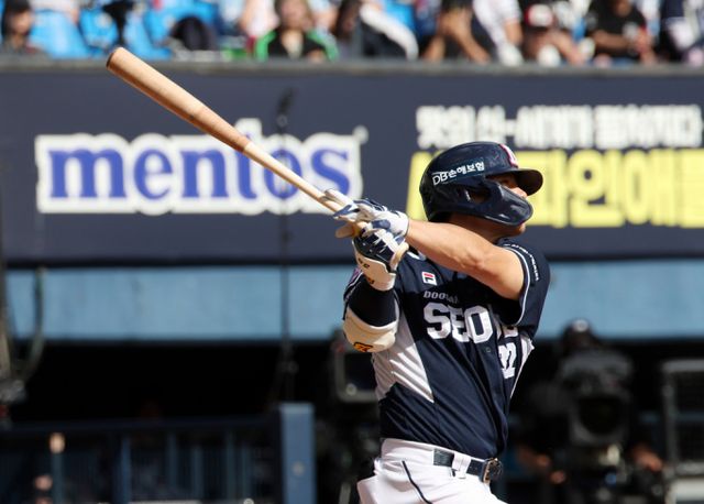 시범경기 극심한 타격 부진에 빠졌던 김재환이 첫 홈런포를 쏘아 올렸다. 사진은 2024시즌 두산 베어스에서 활약한 김재환의 모습. /사진=뉴시스