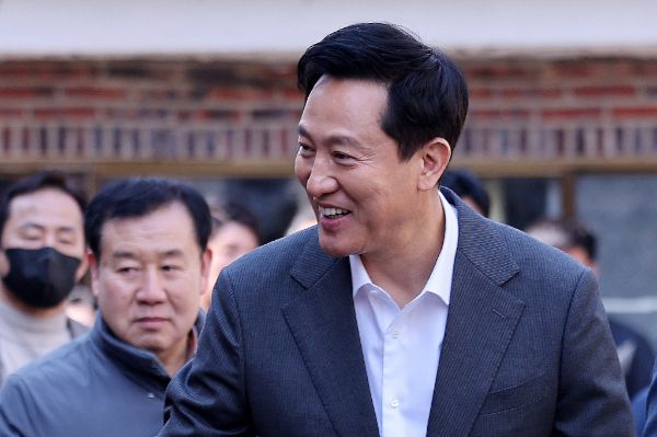  오세훈 서울시장이 윤석열 대통령 탄핵 심판 선고가 늦어지는 데 대해 "이상 징후"라고 밝혔다. 사진은 오세훈 서울시장이 지난 17일 서울 구로구 오류동 소규모 재건축 현장을 둘러보는 모습. /사진=뉴스1