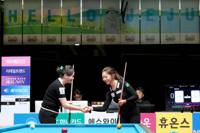 7회 연속 우승을 차지한 김가영이 운이 따른 덕분에 우승을 차지했다고 밝혔다. 사진은 17일 제주 한라체육관에서 열린 'SK렌터카 제주특별자치도 PBA-LPBA 월드 챔피언십 2025'결승전에서 우승을 차지한 김가영(오른쪽)과 김민아의 모습. /사진=프로당구협회(PBA) 제공