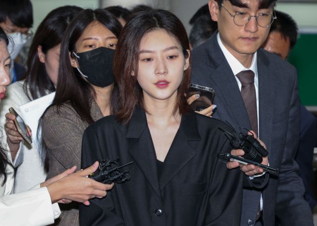 지난달 숨진 배우 김새론 유족 측으로부터 명예훼손 혐의로 고발당한 연예 유튜버 이진호씨가 "끝까지 진실을 밝히겠다"는 입장을 밝혔다. 사진은 지난 2023년 4월 서울 서초구 중앙지방법원에서 열린 1심 선고공판을 마친 뒤 법원을 나선 음주운전 사고로 물의를 일으킨 배우 김새론. /사진=머니투데이