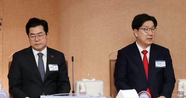 권성동 국민의힘 원내대표가 오는 18일 오전 11시에 여야 원내대표 회동을 갖는다고 밝혔다. 사진은 기사의 이해를 돕기 위한 박찬대 더불어민주당 원내대표(왼쪽), 권성동 국민의힘 원내대표가 지난 16일 오후 서울 영등포구 여의도순복음교회에서 열린 한국교회 부활절 연합예배 2차 준비기도회에 참석한 모습. /사진=뉴스1(공동취재단)