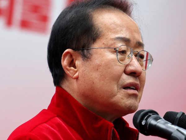 홍준표 대구시장이 명태균씨와의 카카오톡 대화 내용이 유출되자 "의례적인 답장"이라고 해명했다. 사진은 홍준표 대구시장이 지난 4일 대구 동구 대구혁신도시 복합문화센터 물빛서원 개관식에서 기념사를 하고 있는 모습. /사진=뉴시스