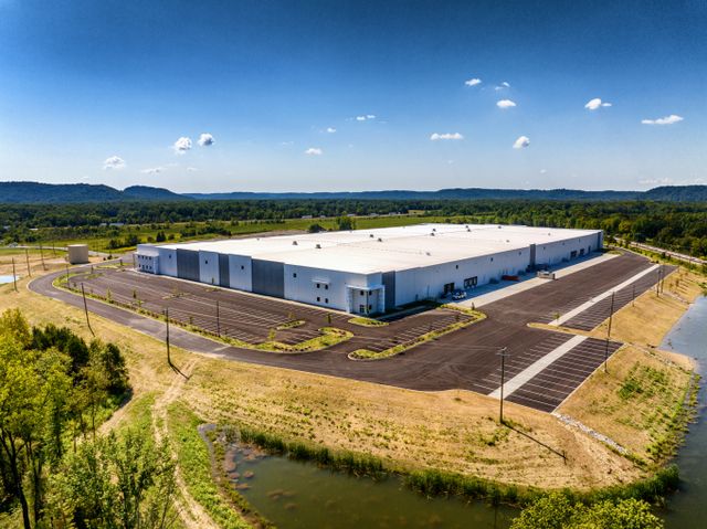 SK스퀘어의 자회사 FSK L&S가 SK온과 포드의 합작법인 블루오벌SK(BOSK)의 배터리 통합물류센터 운영을 맡았다. 사진은 BOSK가 미국 켄터키주 불릿 카운티에 건설 중인 켄터키 1공장 부지 근처 풀필먼트센터 전경. /사진=SK스퀘어