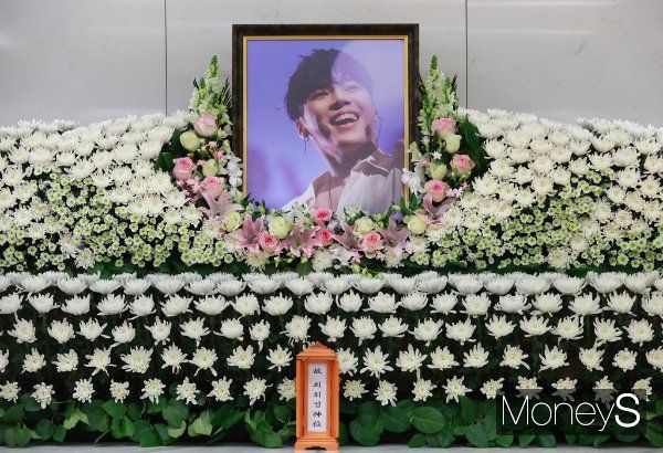 고 휘성 유족이 조의금 전액을 기부하겠다고 밝혔다. 사진은 고 휘성 빈소가 지난 14일 서울 강남구 삼성서울병원 장례식장에 마련된 모습. /사진=뉴시스(사진공동취재단)