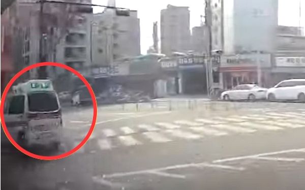 응급 상황이 아님에도 사이렌을 켜고 신호 위반을 한 사설 구급차가 행인을 들이받는 사고가 발생했다. 사진은 지난 8월 서울 중랑구 상봉동 한 도로에서 사설 구급차가 SUV 차량과 충돌하는 모습. /사진=유튜브 채널 '한문철 TV' 캡쳐