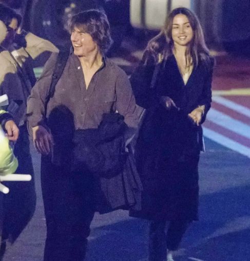 할리우드 배우 톰 크루즈(62)가 영화 '007' 시리즈에서 본드걸로 출연한 배우 아나 데 아르마스(36)와 런던에서 데이트를 하는 모습이 목격됐다. 사진은 지난 14일(현지시각) 런던 헬리포트에서 함께 있는 모습이 포착된 톰 크루즈(왼쪽)와 아나 데 아르마스의 모습. /사진=페이지 식스 홈페이지 캡처 