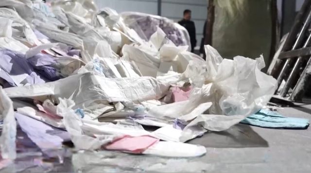 중국 언론 매체가 재활용 업체에서 유명 브랜드 B급 폐기 생리대를 재포장 후 판매한 일을 보도했다. 사진은 중국 산둥성 지닝시 폐기물 재활용 업체가 창고에 저품질 생리대와 기저귀 등 위생용품을 쌓아둔 모습. /사진=중국 CCTV 방송화면 캡처