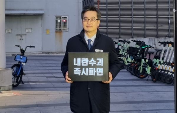 김동연 경남도지사는 윤석열 대통령에 대한 탄핵소추안이 인용되면 조기 대선 출마에 대해 입장을 밝히겠다고 말했다. 사진은 김동연 경기도지사가 지난 17일 오후 경기 의정부역에서 윤석열 대통령 탄핵을 촉구하는 1인 시위를 벌이는 모습. /사진=뉴시스