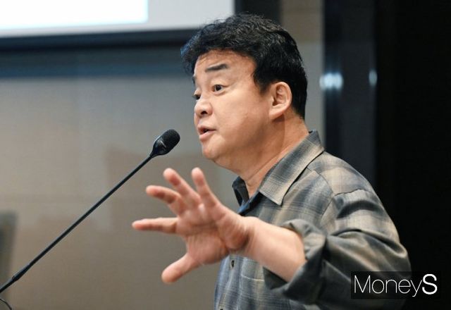 백종원 더본코리아 대표가 출연한 한돈 광고에서 그의 모습이 사라졌다. 사진은 지난해 10월 서울 여의도동 콘래드호텔 서울에서 진행된 더본코리아 IPO기자간담회에 참석한 백종원 대표이사. /사진=임한별 기자