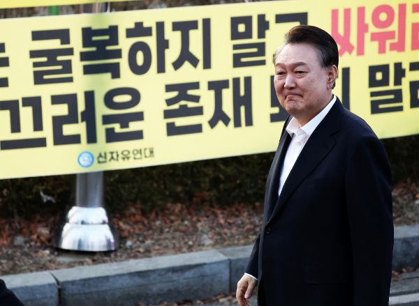 국민의힘 친윤계 의원들이 윤석열 대통령의 헌재 판결 승복 메시지를 요구하는 야권을 지적했다. 사진은 법원의 구속취소 청구 인용으로 석방된 윤석열 대통령이 지난 8일 오후 경기 의왕시 서울구치소를 빠져나오는 모습. /사진=뉴스1