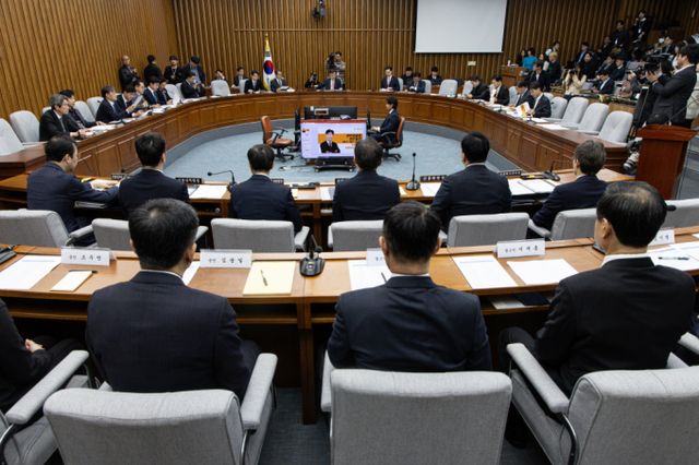 국회 정무위원회에서 여야 의원들이 홈플러스 사태를 야기한 김병주 MBK파트너스 회장을 불러 청문회를 열어야 한다고 의견을 모았다. 윤한홍 국회 정무위원회 위원장이 18일 오전 서울 여의도 국회에서 열린 정무위 전체회의에서 홈플러스·MBK 파트너스 및 삼부토건 관련 긴급 현안질의의 건을 상정하고 있다. /사진=뉴스1