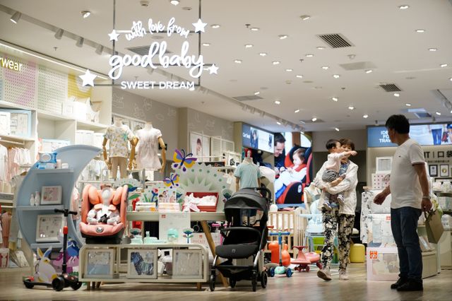3년 연속 인구가 감소하자 중국 정부는 다자녀 가구 지원 확대에 나섰다. 사진은 2021년 6월1일 중국 상하이 아기용품 판매 매장의 모습. /사진=로이터