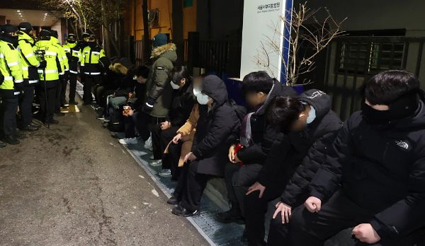 서울서부지법에 침입해 난동을 벌인 윤 대통령 일부 지지자들이 정신질환을 이유로 구치소 보석을 신청했다. 사진은 내란 우두머리 혐의로 체포된 윤석열 대통령의 영장실질심사가 열린 지난 1월18일 오후 서울 마포구 서울서부지방법원에서 법원 담장을 넘어 들어온 청년들이 경찰에 붙잡힌 모습. /사진=뉴스1