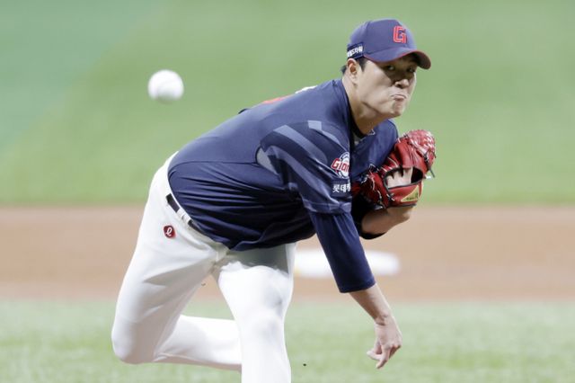 롯데 자이언츠 투수 나균안이 시범경기 5이닝 8탈삼진 2실점을 기록하며 활약했다. 사진은 18일 서울 구로구 고척스카이돔에서 열린 키움 히어로즈와의 시범경기에 선발투수로 나선 나균안의 모습. /사진=뉴시스