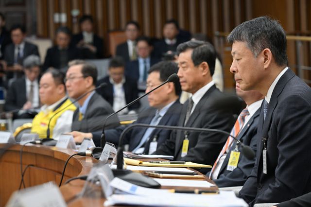 18일 국회 정무위원회에 증인으로 채택된 김병주 MBK파트너스 회장이 불출석하자 여야 의원들이 "출석할 때까지 청문회를 열고 국정조사도 해야한다"며 목소리를 높였다. 김 회장은 출석을 회피하려 고의로 출장 일정을 조정했다는 의혹을 받는다. 김광일 홈플러스 대표이사 겸 MBK 부회장이 18일 국회에서 열린 정무위원회 홈플러스 기업회생절차에 대한 현안 질의에서 의원질문을 듣고 있다. /사진=뉴스1