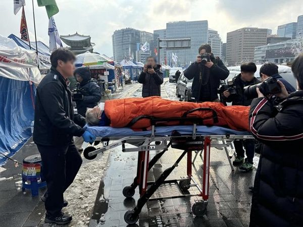 석열 대통령 파면을 촉구하며 단식 농성에 돌입했던 민형배 더불어민주당 의원이 18일 병원에 이송됐다. 사진은 윤석열 대통령 파면을 촉구하며 단식 농성을 이어가던 민형배 더불어민주당 의원이 병원으로 이송되는 모습. /사진=박수현 더불어민주당의원 페이스북 캡처