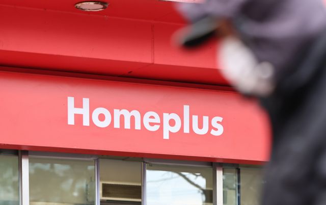 홈플러스가 기업회생을 신청하면서 전자단기사채(전단채)를 구입한 소비자 피해가 논란이다. 사진은 서울 시내 한 홈플러스 점포. /사진=뉴스1