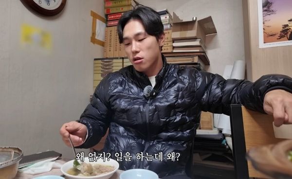 윤성빈 전 스켈레톤 국가대표 선수가 캥거루족이 이해되지 않는 듯한 발언을 해 논란이 되고 있다. 사진은 윤성빈이 자신의 유튜브 채널에 출연한 모습. /사진=윤성빈 유튜브 화면 캡처