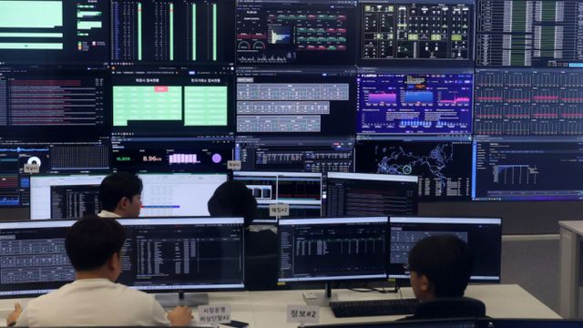 18일 오전 거래소발 HTS(홈트레이딩시스템) 오류가 발생한 가운데 ATS(대체거래소) 넥스트레이드는 정상 작동됐다. 사진은 지난 4일 오후 서울 영등포구 여의도 넥스트레이드 관제실에서 직원들이 애프터마켓 거래 현황 등을 모니터링하는 모습. /사진=뉴시스