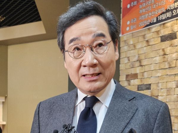 이낙연 전 더불어민주당 대표가 "여론조사를 보면 이재명 더불어민주당 대표는 좋아하는 사람보다 싫어하는 사람이 더 많다"며 "다른 후보를 내면 더 쉽게 정권교체를 이룰 수 있다"고 말했다. 사진은 이낙연 전 국무총리(새미래민주당 상임대표)가 18일 오후 대구 중구 대구YMCA카페에서 기자들과 만나 질문에 답하고 있는 모습. /사진=뉴스1