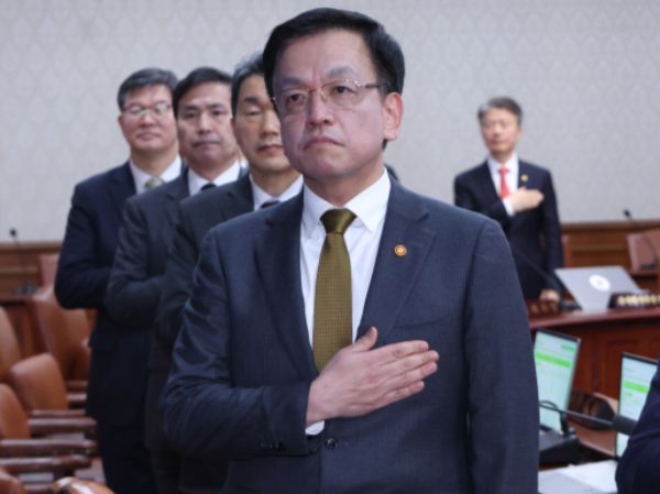 최상목 대통령 권한대행 부총리 겸 기획재정부 장관이 야당 주도로 국회를 통과한 방송통신위원회법 개정안에 재의요구권을 행사했다. 사진은 최상목 대통령 권한대행 부총리 겸 기획재정부 장관이 18일 정부서울청사에서 열린 국무회의에서 국기에 대한 경례를 하고 있는 모습. /사진=뉴시스