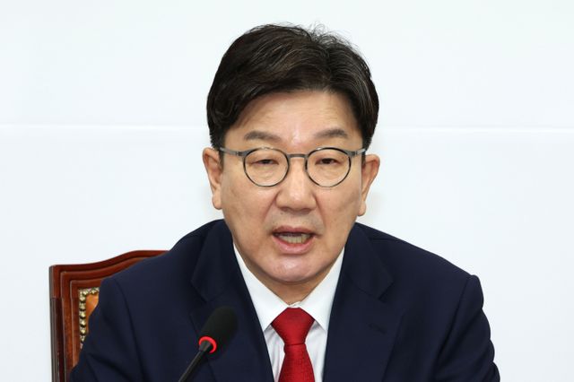 권성동 국민의힘 원내대표가 지방에 추가 주택을 구입할 시 다주택자에 대한 중과세 폐지를 추진하겠다고 말했다. 사진은 권 원내대표가 18일 서울 여의도 국회에서 열린 원내대책회의에서 모두발언 하는 모습. /사진=뉴스1 