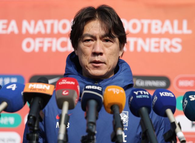 독일 현지 매체가 김민재 부상 책임을 바이에른 뮌헨 때문이라고 말한 홍명보 축구대표팀 감독 발언에 주목했다. 사진은 지난 17일 경기 고양종합운동장에서 진행된 대한민국 축구대표팀 훈련을 앞두고 인터뷰 하는 홍명보 감독의 모습. /사진=뉴시스