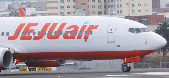 제주항공이 수익성 회복과 법률 리스크 극복이라는 두 가지 과제를 안게 됐다. 오는 26일 열릴 정기주총에서 이사진 4명을 신규 선임하며 분위기 반전을 꾀하는 모습이다./사진=뉴스1