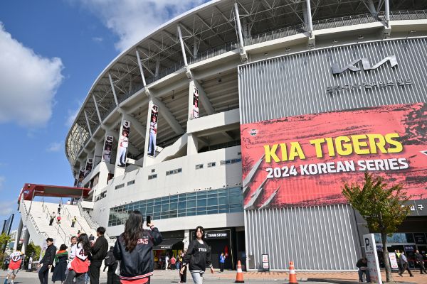 프로야구 KIA 타이거즈 홈구장인 광주기아챔피언스필드 아르바이트 채용 요건에 고용평등법 위반 논란이 제기됐다. 사진은 광주 북구 광주 기아챔피언스필드 주변이 야구팬들로 붐비는 모습. /사진=뉴시스