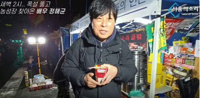 배우 정해균이 윤석열 대통령의 파면을 촉구하는 집회에 참석해 일상생활을 되찾자고 주장했다, 사진은 18일 윤석열 대통령 탄핵 촉구 집회에 참석한 배우 정해균의 모습. /사진=서울의소리 유튜브 캡처