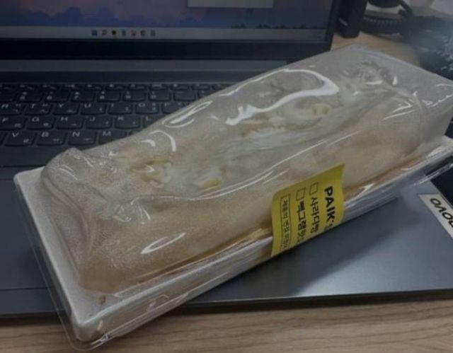  백종원이 대표로 있는 더본코리아가 이번에는 식품위생법을 위반했다는 지적에 대해 사과했다. 사진은 빽다방의 소시지 빵이 찌그러진 플라스틱 케이스 안에 있는 사진. /사진=온라인커뮤니티