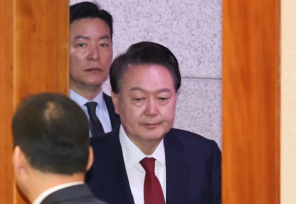 검찰이 김성훈 대통령경호처 차장과 이광우 경호본부장에 대한 구속영장을 청구했다. 사진은 윤석열 대통령(맨앞)이 지난 1월21일 서울 종로구 헌법재판소에서 열린 탄핵심판 3차 변론에 김성훈 대통령 경호처 차장의 경호를 받으며 출석하는 모습. /사진=뉴스1