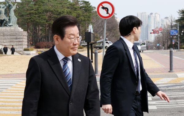 암살 위협설이 제기된 이재명 더불어민주당 대표가 경찰의 신변보호 조치를 받는다. 사진은 암살 위협설이 제기된 이재명 더불어민주당 대표(왼쪽)가 경호원의 보호를 받으며 이동하는 모습. /사진=뉴시스