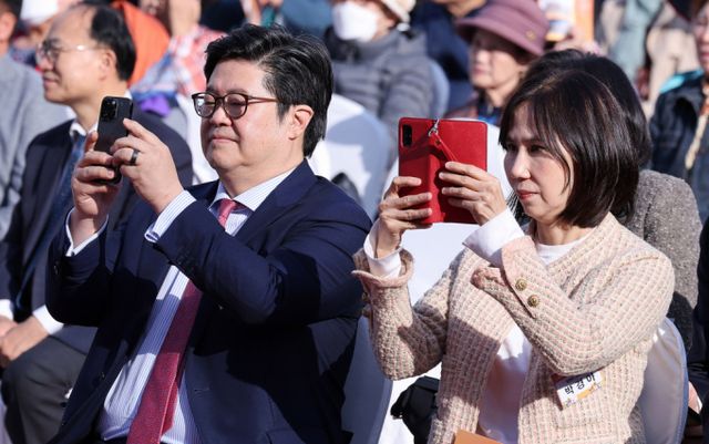 김병주 MBK파트너스 회장과 부인 박경아씨가 지난해 11월 서울 서대문구 북가좌동에서 열린 김병주도서관 착공식에 참석해 홍보영상을 스마트폰에 기록하고 있다. /사진=뉴스1